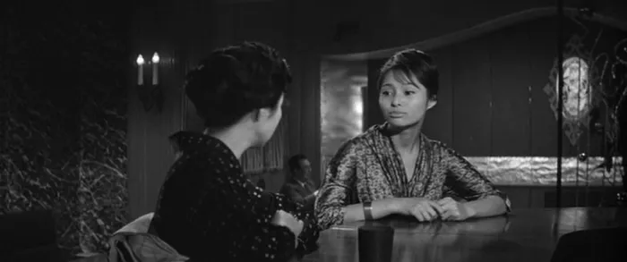 女人步上楼梯时