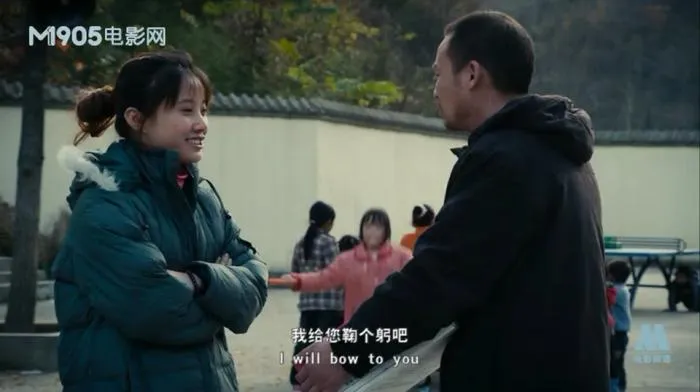 流浪狗与留守儿童情谊